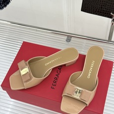 Ferragamo/菲拉格慕26WF新品经典蝴蝶结方头粗跟拖鞋方头粗跟拖鞋 优雅新章标志性蝴蝶结 金标缀 Ferragamo/菲拉格慕26WF新品经典蝴蝶结方头粗跟拖鞋方头粗跟拖鞋 优雅新章标志性蝴蝶结 金标缀