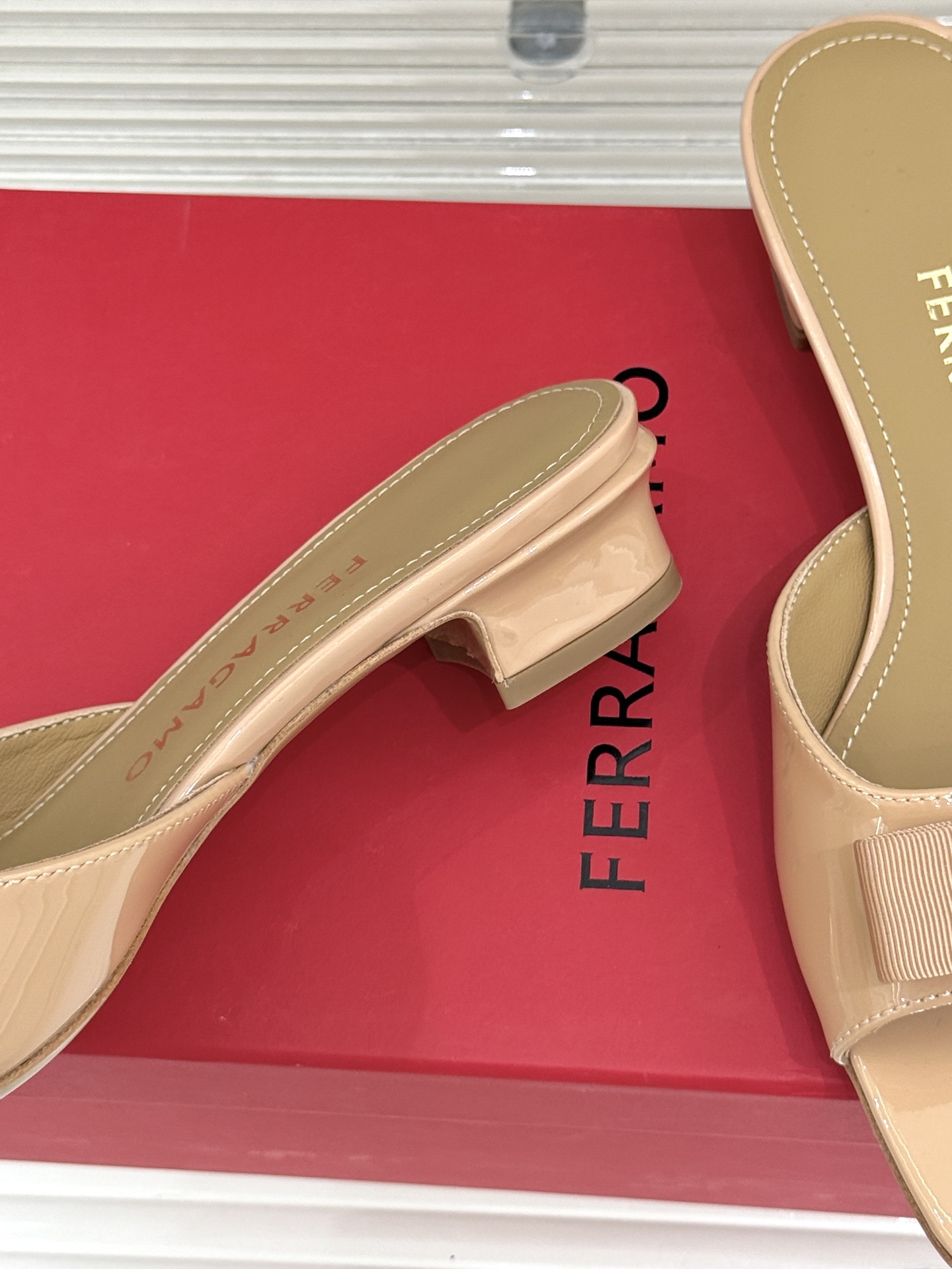 Ferragamo/菲拉格慕26WF新品经典蝴蝶结方头粗跟拖鞋方头粗跟拖鞋 优雅新章标志性蝴蝶结 金标缀 Ferragamo/菲拉格慕26WF新品经典蝴蝶结方头粗跟拖鞋方头粗跟拖鞋 优雅新章标志性蝴蝶结 金标缀