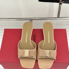 Ferragamo/菲拉格慕26WF新品经典蝴蝶结方头粗跟拖鞋方头粗跟拖鞋 优雅新章标志性蝴蝶结 金标缀 Ferragamo/菲拉格慕26WF新品经典蝴蝶结方头粗跟拖鞋方头粗跟拖鞋 优雅新章标志性蝴蝶结 金标缀