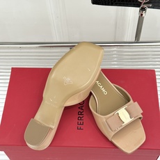 Ferragamo/菲拉格慕26WF新品经典蝴蝶结方头粗跟拖鞋方头粗跟拖鞋 优雅新章标志性蝴蝶结 金标缀 Ferragamo/菲拉格慕26WF新品经典蝴蝶结方头粗跟拖鞋方头粗跟拖鞋 优雅新章标志性蝴蝶结 金标缀