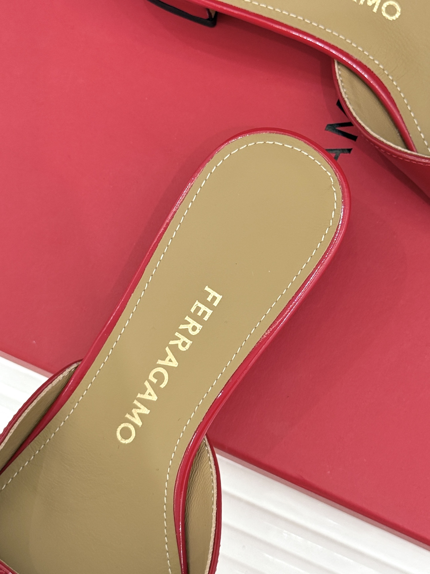 Ferragamo/菲拉格慕26WF新品经典蝴蝶结方头粗跟拖鞋方头粗跟拖鞋 优雅新章标志性蝴蝶结 金标缀 Ferragamo/菲拉格慕26WF新品经典蝴蝶结方头粗跟拖鞋方头粗跟拖鞋 优雅新章标志性蝴蝶结 金标缀