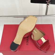 Ferragamo/菲拉格慕26WF新品经典蝴蝶结方头粗跟拖鞋方头粗跟拖鞋 优雅新章标志性蝴蝶结 金标缀 Ferragamo/菲拉格慕26WF新品经典蝴蝶结方头粗跟拖鞋方头粗跟拖鞋 优雅新章标志性蝴蝶结 金标缀