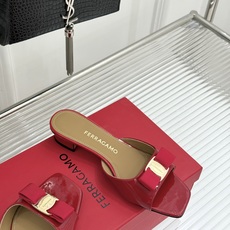 Ferragamo/菲拉格慕26WF新品经典蝴蝶结方头粗跟拖鞋方头粗跟拖鞋 优雅新章标志性蝴蝶结 金标缀 Ferragamo/菲拉格慕26WF新品经典蝴蝶结方头粗跟拖鞋方头粗跟拖鞋 优雅新章标志性蝴蝶结 金标缀