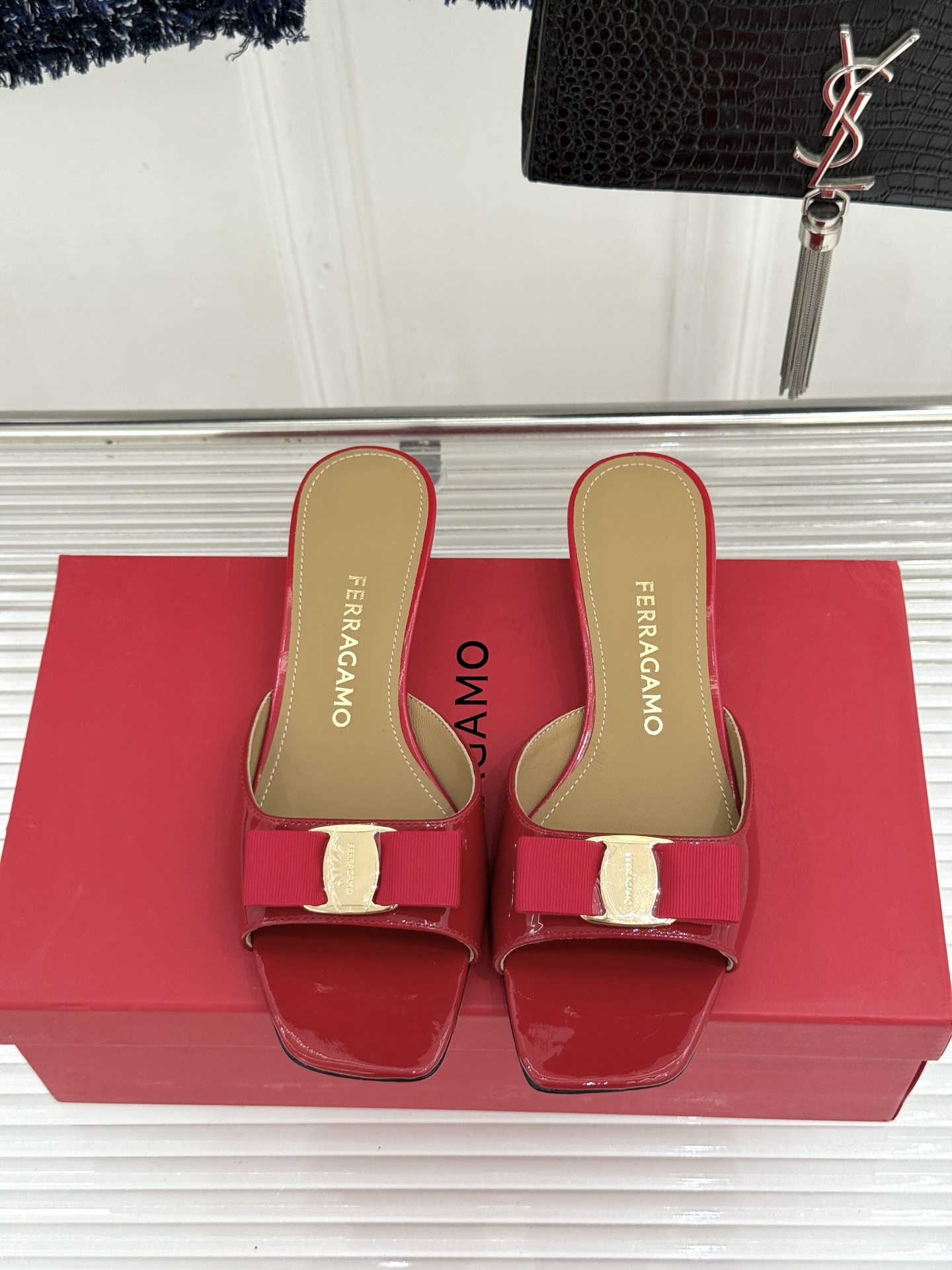 Ferragamo/菲拉格慕26WF新品经典蝴蝶结方头粗跟拖鞋方头粗跟拖鞋 优雅新章标志性蝴蝶结 金标缀 Ferragamo/菲拉格慕26WF新品经典蝴蝶结方头粗跟拖鞋方头粗跟拖鞋 优雅新章标志性蝴蝶结 金标缀