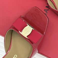 Ferragamo/菲拉格慕26WF新品经典蝴蝶结方头粗跟拖鞋方头粗跟拖鞋 优雅新章标志性蝴蝶结 金标缀 Ferragamo/菲拉格慕26WF新品经典蝴蝶结方头粗跟拖鞋方头粗跟拖鞋 优雅新章标志性蝴蝶结 金标缀