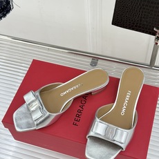 Ferragamo/菲拉格慕26WF新品经典蝴蝶结方头粗跟拖鞋方头粗跟拖鞋 优雅新章标志性蝴蝶结 金标缀 Ferragamo/菲拉格慕26WF新品经典蝴蝶结方头粗跟拖鞋方头粗跟拖鞋 优雅新章标志性蝴蝶结 金标缀