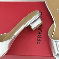 Ferragamo/菲拉格慕26WF新品经典蝴蝶结方头粗跟拖鞋方头粗跟拖鞋 优雅新章标志性蝴蝶结 金标缀 Ferragamo/菲拉格慕26WF新品经典蝴蝶结方头粗跟拖鞋方头粗跟拖鞋 优雅新章标志性蝴蝶结 金标缀