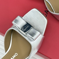 Ferragamo/菲拉格慕26WF新品经典蝴蝶结方头粗跟拖鞋方头粗跟拖鞋 优雅新章标志性蝴蝶结 金标缀 Ferragamo/菲拉格慕26WF新品经典蝴蝶结方头粗跟拖鞋方头粗跟拖鞋 优雅新章标志性蝴蝶结 金标缀