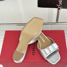 Ferragamo/菲拉格慕26WF新品经典蝴蝶结方头粗跟拖鞋方头粗跟拖鞋 优雅新章标志性蝴蝶结 金标缀 Ferragamo/菲拉格慕26WF新品经典蝴蝶结方头粗跟拖鞋方头粗跟拖鞋 优雅新章标志性蝴蝶结 金标缀