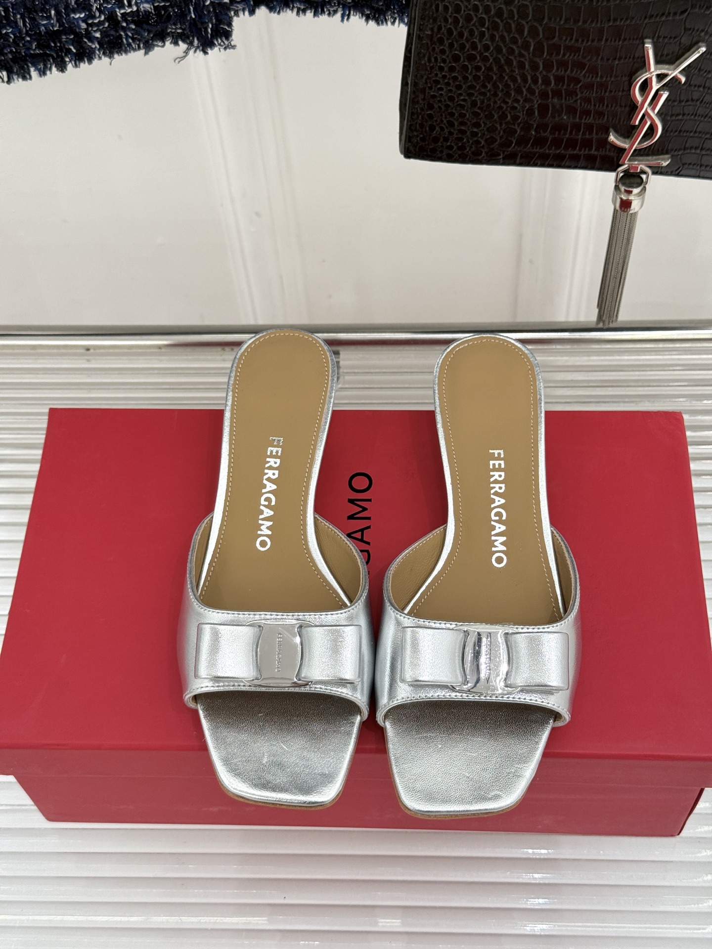 Ferragamo/菲拉格慕26WF新品经典蝴蝶结方头粗跟拖鞋方头粗跟拖鞋 优雅新章标志性蝴蝶结 金标缀 Ferragamo/菲拉格慕26WF新品经典蝴蝶结方头粗跟拖鞋方头粗跟拖鞋 优雅新章标志性蝴蝶结 金标缀