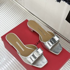 Ferragamo/菲拉格慕26WF新品经典蝴蝶结方头粗跟拖鞋方头粗跟拖鞋 优雅新章标志性蝴蝶结 金标缀 Ferragamo/菲拉格慕26WF新品经典蝴蝶结方头粗跟拖鞋方头粗跟拖鞋 优雅新章标志性蝴蝶结 金标缀