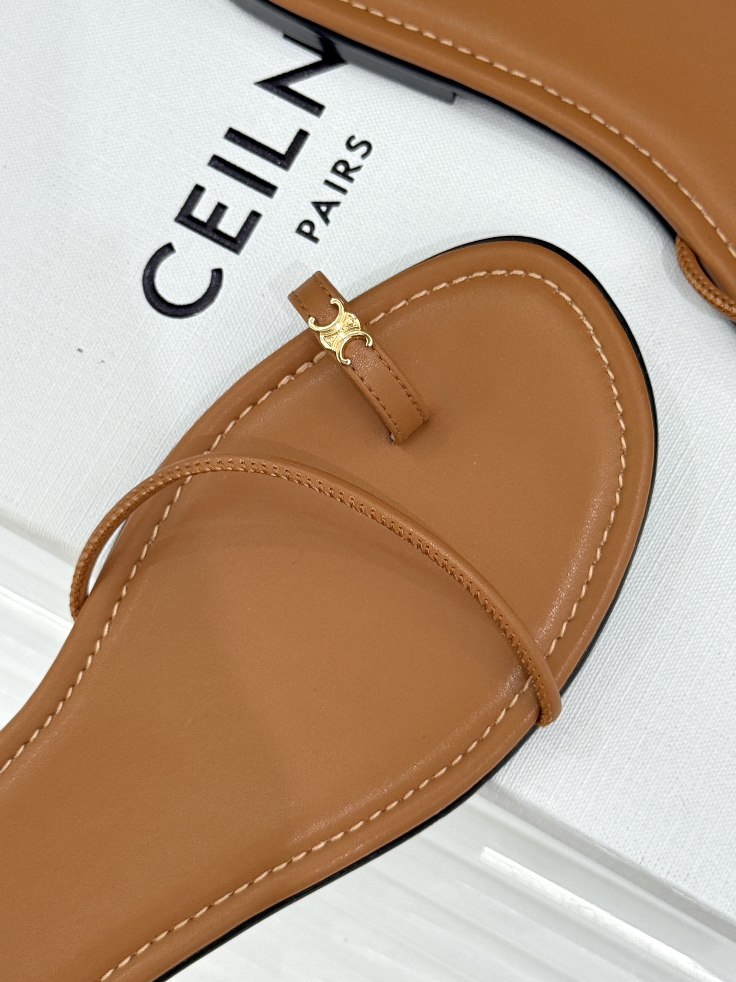 Celine/赛琳26WF新品凯旋门夹脚细带凉鞋法式慵懒感 一眼沦陷细带简约 勾勒纤纤细足经典凯旋门金标