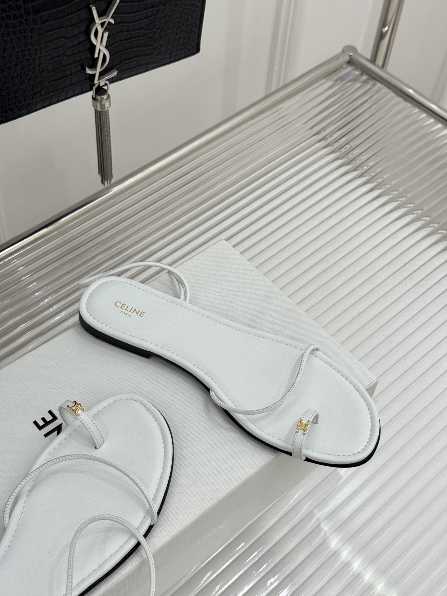 Celine/赛琳26WF新品凯旋门夹脚细带凉鞋法式慵懒感 一眼沦陷细带简约 勾勒纤纤细足经典凯旋门金标