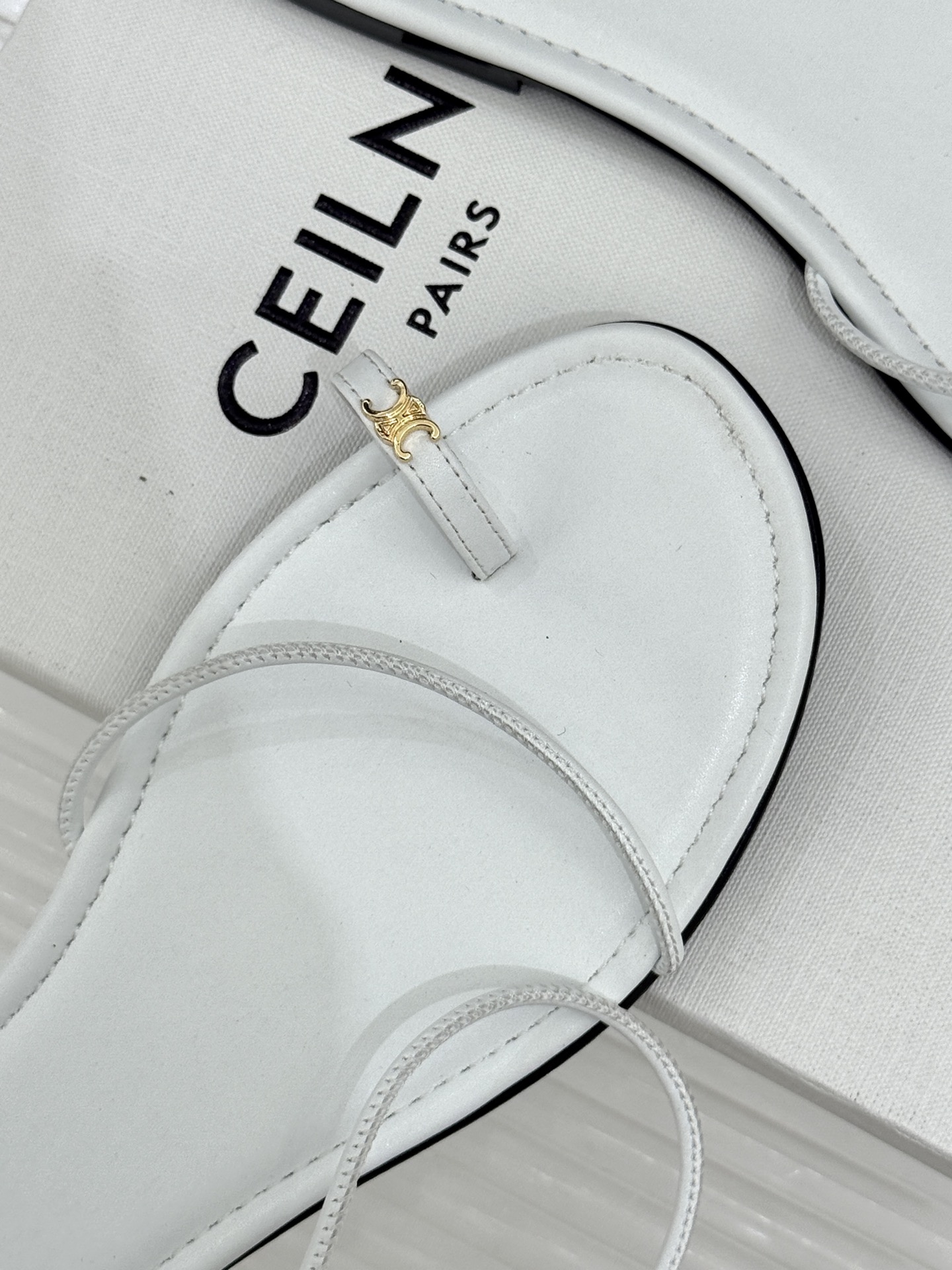 Celine/赛琳26WF新品凯旋门夹脚细带凉鞋法式慵懒感 一眼沦陷细带简约 勾勒纤纤细足经典凯旋门金标
