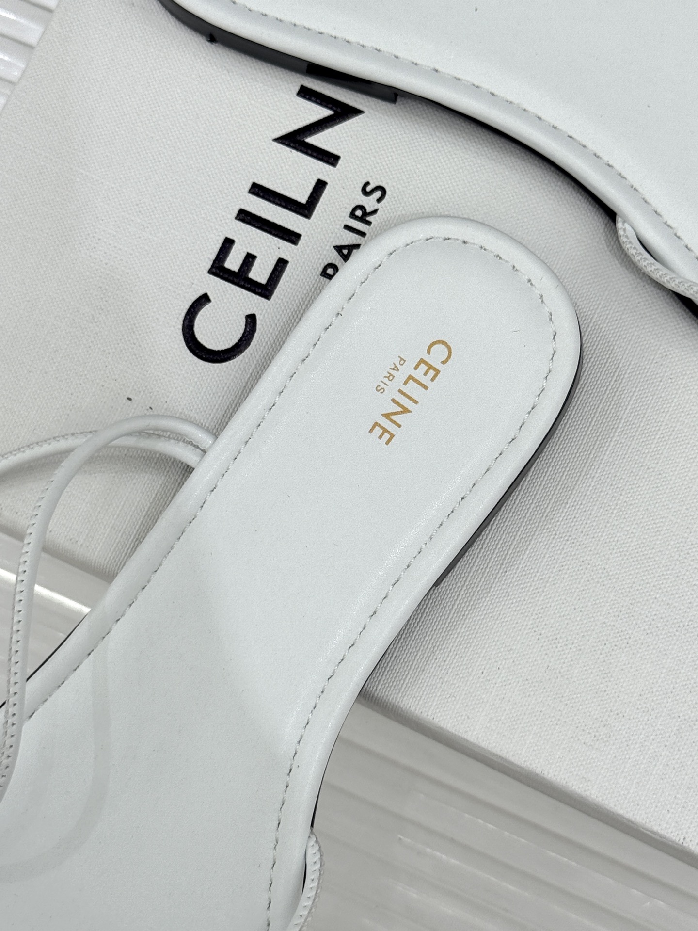 Celine/赛琳26WF新品凯旋门夹脚细带凉鞋法式慵懒感 一眼沦陷细带简约 勾勒纤纤细足经典凯旋门金标