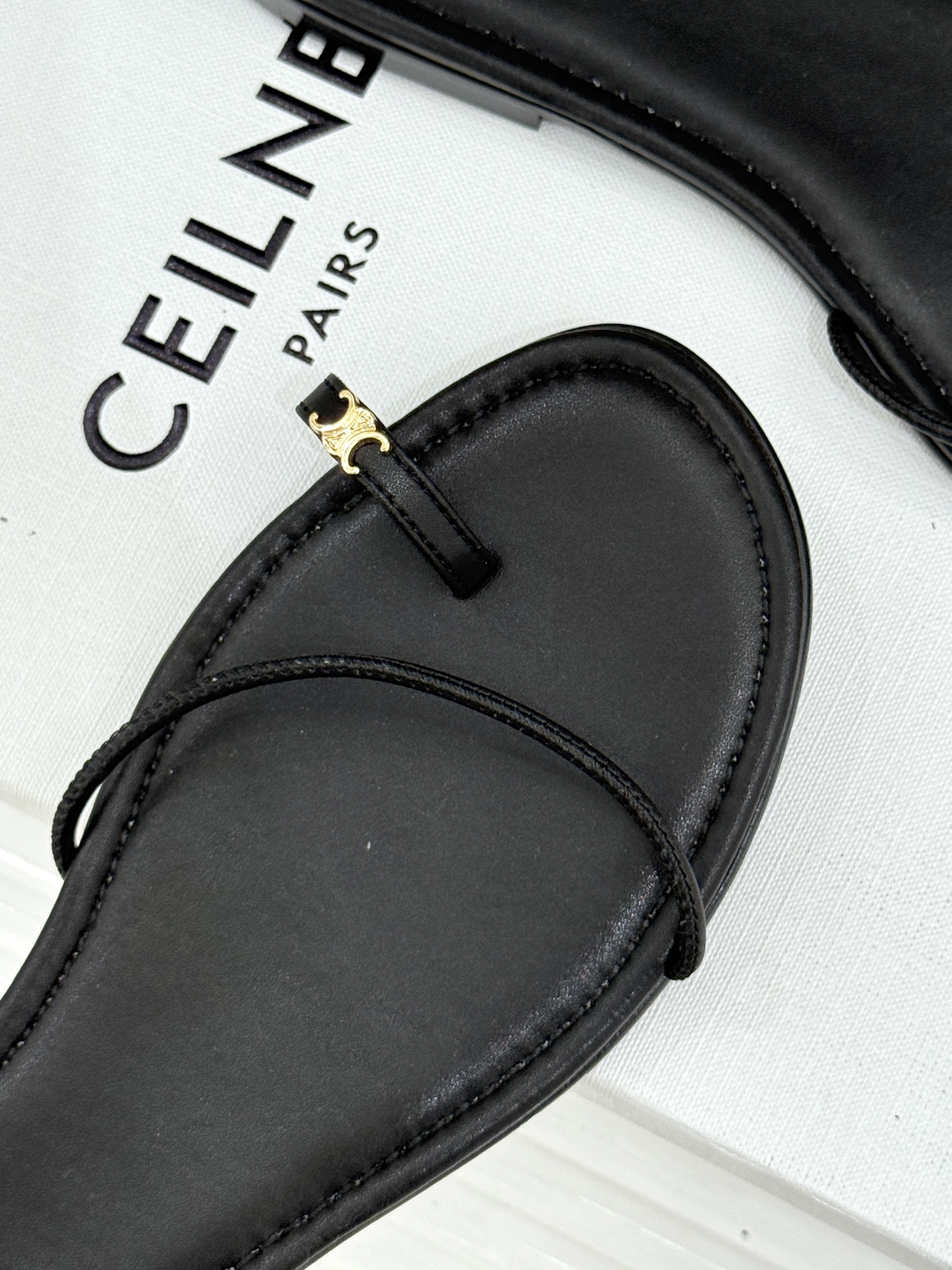 Celine/赛琳26WF新品凯旋门夹脚细带凉鞋法式慵懒感 一眼沦陷细带简约 勾勒纤纤细足经典凯旋门金标