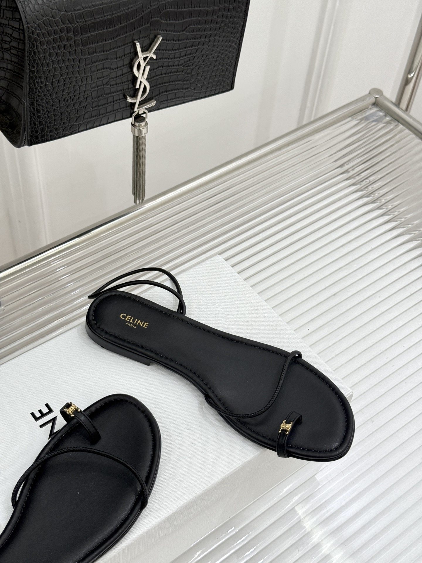 Celine/赛琳26WF新品凯旋门夹脚细带凉鞋法式慵懒感 一眼沦陷细带简约 勾勒纤纤细足经典凯旋门金标