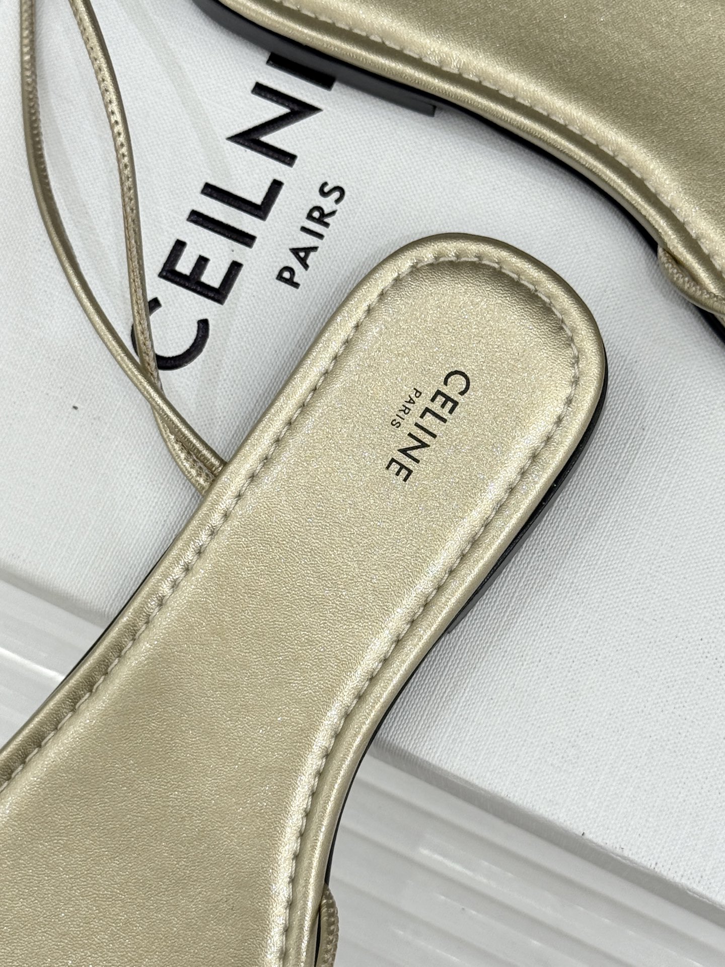 Celine/赛琳26WF新品凯旋门夹脚细带凉鞋法式慵懒感 一眼沦陷细带简约 勾勒纤纤细足经典凯旋门金标