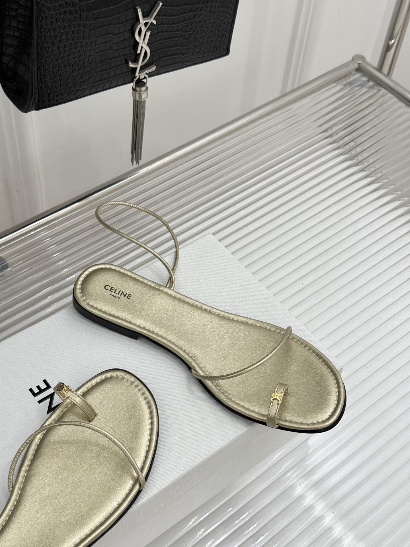 Celine/赛琳26WF新品凯旋门夹脚细带凉鞋法式慵懒感 一眼沦陷细带简约 勾勒纤纤细足经典凯旋门金标