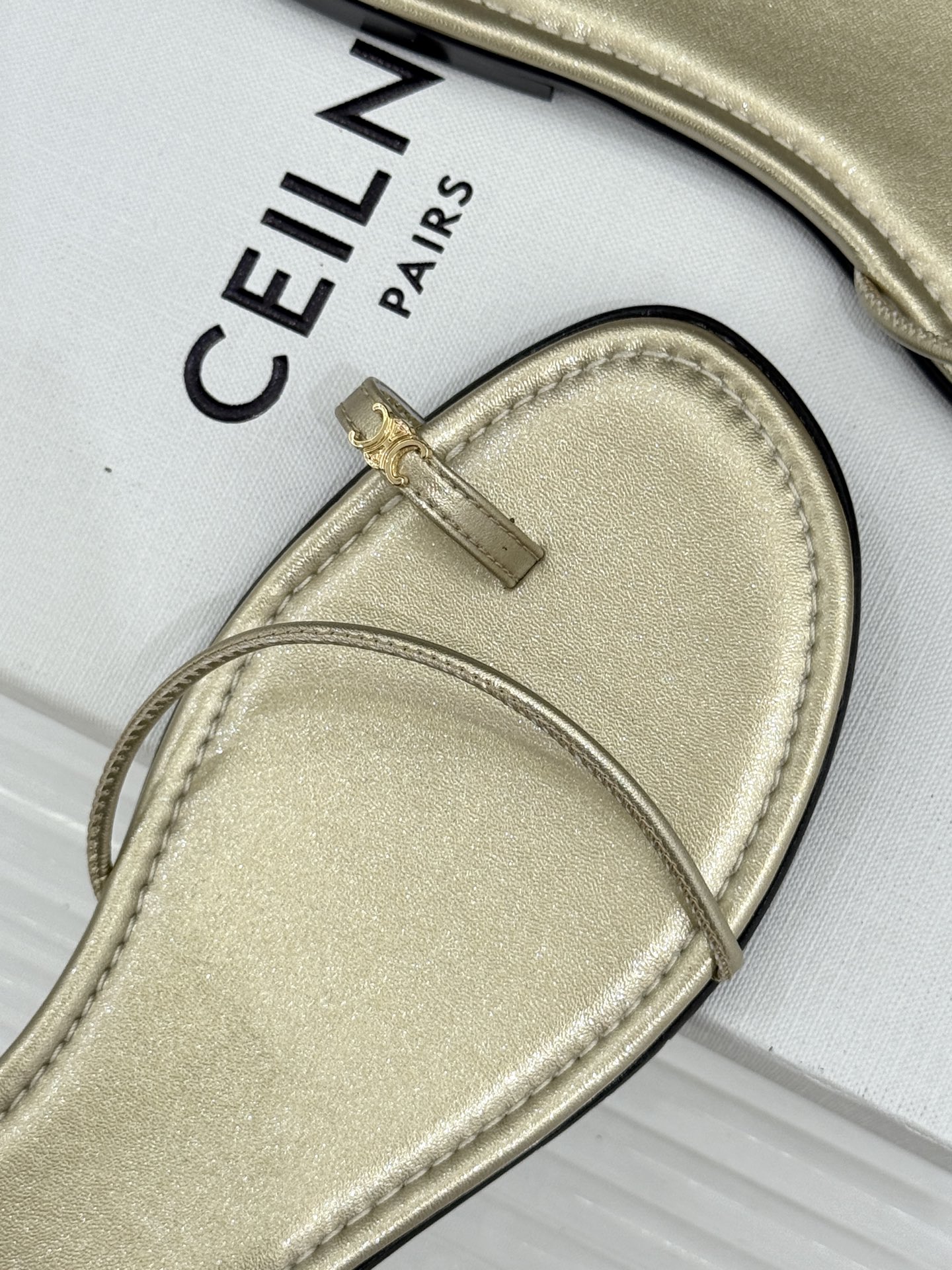 Celine/赛琳26WF新品凯旋门夹脚细带凉鞋法式慵懒感 一眼沦陷细带简约 勾勒纤纤细足经典凯旋门金标
