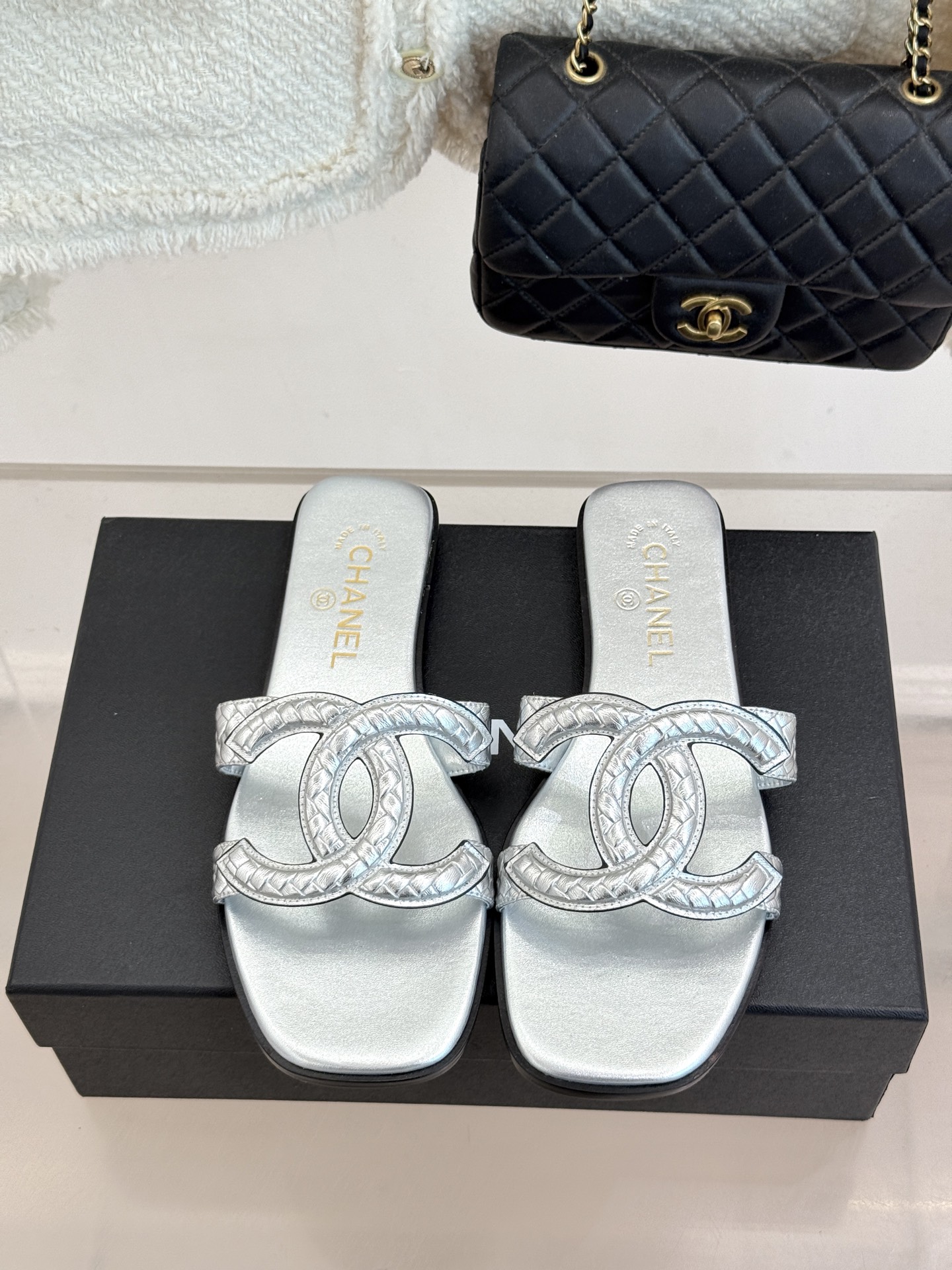 CHANE* |小香26S新品大双C镂空拖鞋通透肌理自带轻奢气韵经典双C镌刻品牌底蕴镂空剪裁勾勒灵动轮廓 CHANE* |小香26S新品大双C镂空拖鞋通透肌理自带轻奢气韵经典双C镌刻品牌底蕴镂空剪裁勾勒灵动轮廓