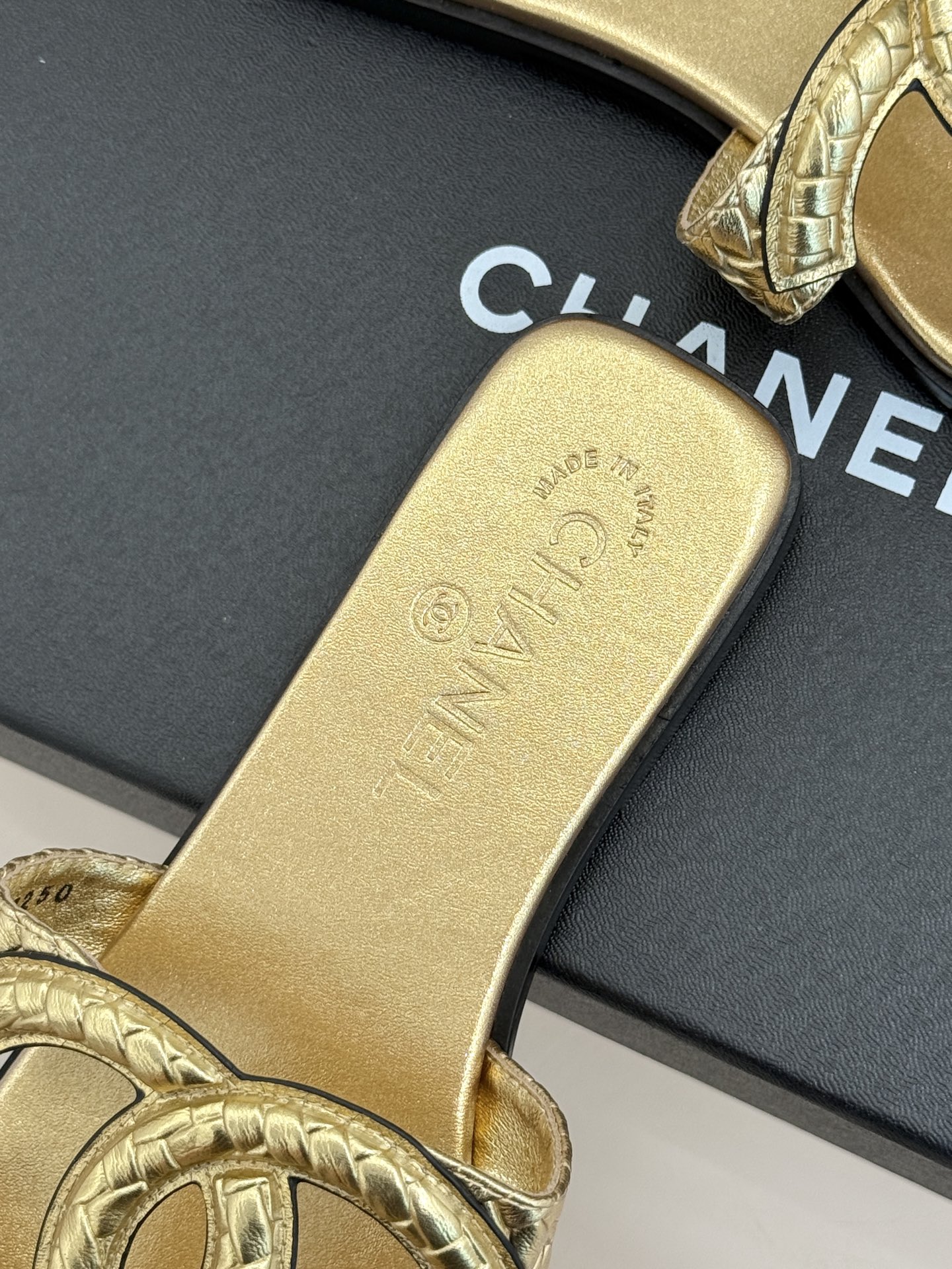CHANE* ｜小香26S新品大双C镂空拖鞋通透肌理自带轻奢气韵经典双C镌刻品牌底蕴镂空剪裁勾勒灵动轮廓