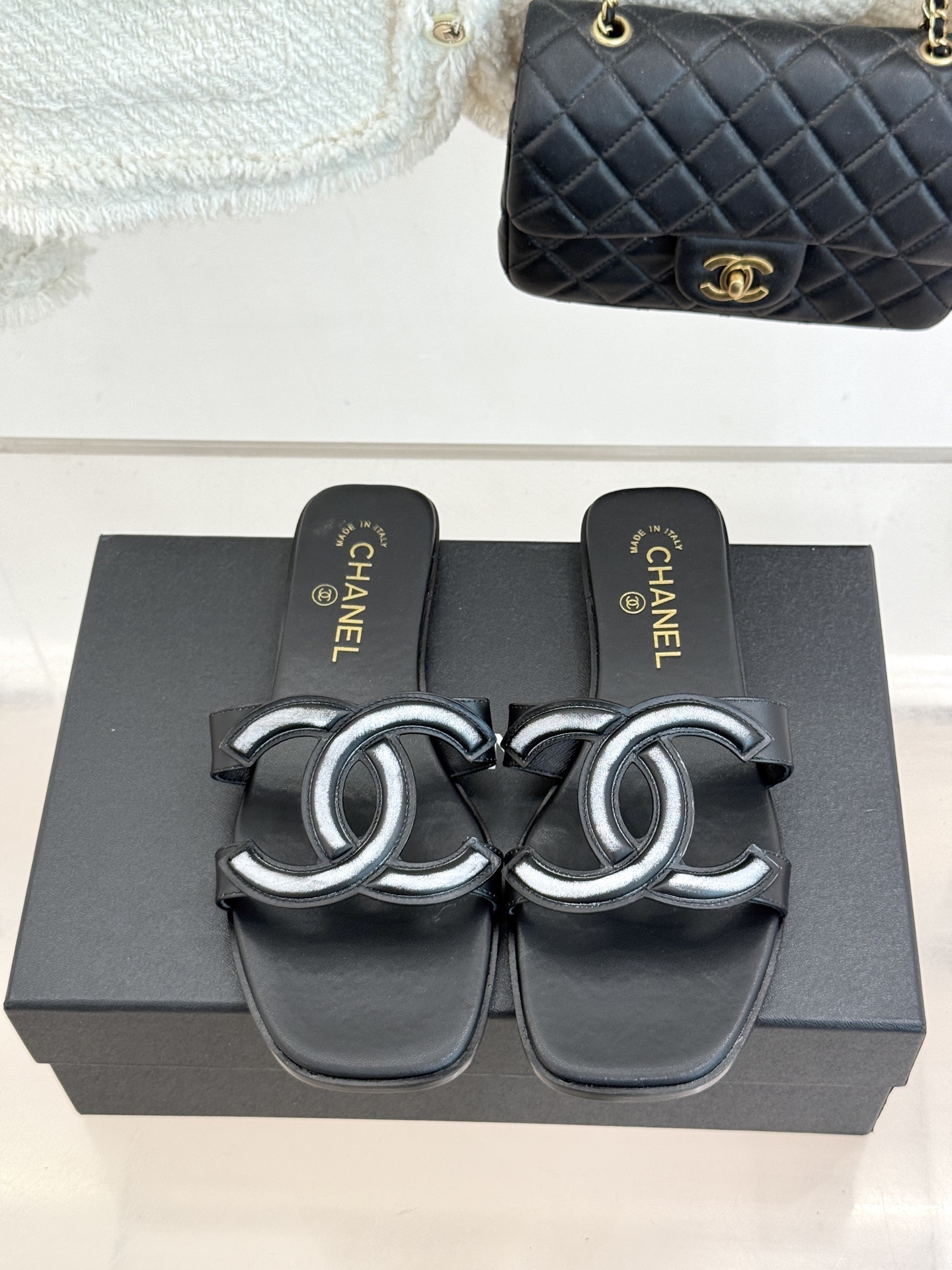 CHANE* |小香26S新品大双C镂空拖鞋通透肌理自带轻奢气韵经典双C镌刻品牌底蕴镂空剪裁勾勒灵动轮廓 CHANE* |小香26S新品大双C镂空拖鞋通透肌理自带轻奢气韵经典双C镌刻品牌底蕴镂空剪裁勾勒灵动轮廓