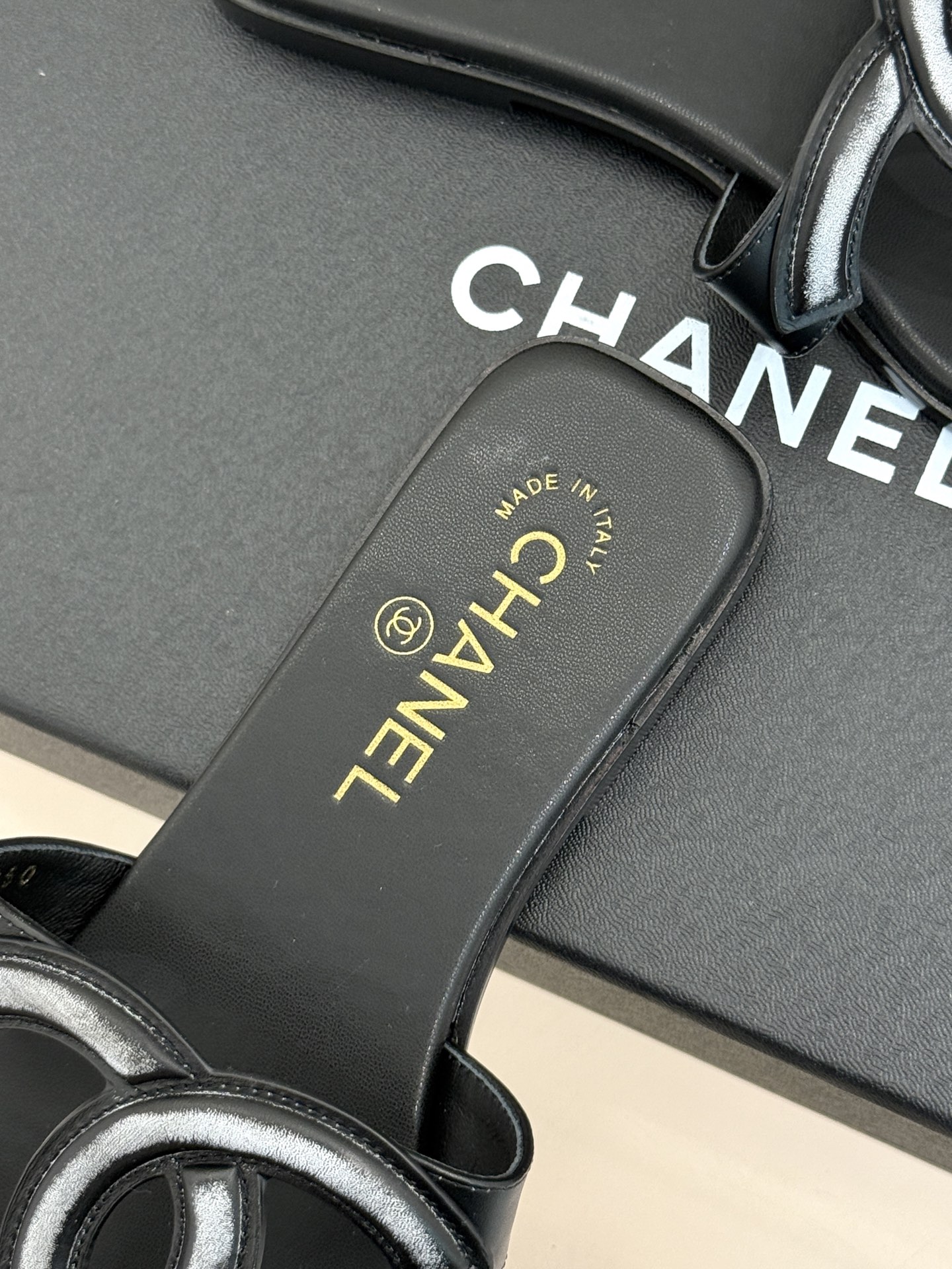 CHANE* |小香26S新品大双C镂空拖鞋通透肌理自带轻奢气韵经典双C镌刻品牌底蕴镂空剪裁勾勒灵动轮廓 CHANE* |小香26S新品大双C镂空拖鞋通透肌理自带轻奢气韵经典双C镌刻品牌底蕴镂空剪裁勾勒灵动轮廓