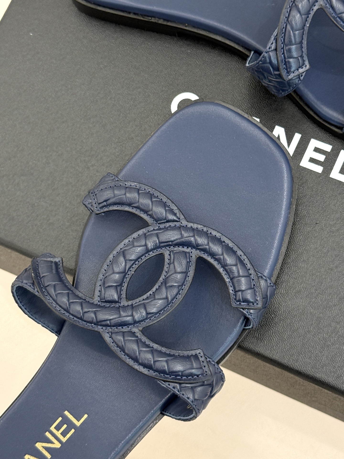 CHANE* |小香26S新品大双C镂空拖鞋通透肌理自带轻奢气韵经典双C镌刻品牌底蕴镂空剪裁勾勒灵动轮廓 CHANE* |小香26S新品大双C镂空拖鞋通透肌理自带轻奢气韵经典双C镌刻品牌底蕴镂空剪裁勾勒灵动轮廓