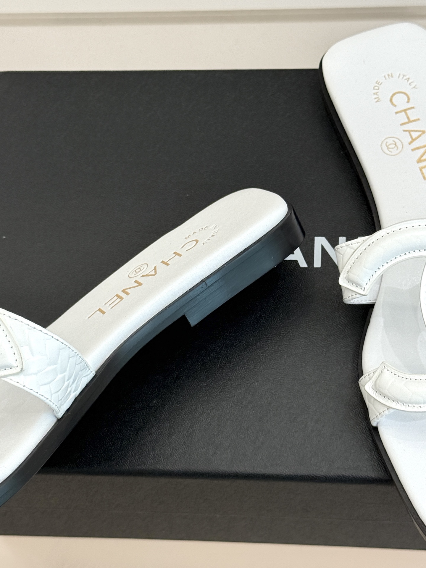 CHANE* |小香26S新品大双C镂空拖鞋通透肌理自带轻奢气韵经典双C镌刻品牌底蕴镂空剪裁勾勒灵动轮廓 CHANE* |小香26S新品大双C镂空拖鞋通透肌理自带轻奢气韵经典双C镌刻品牌底蕴镂空剪裁勾勒灵动轮廓