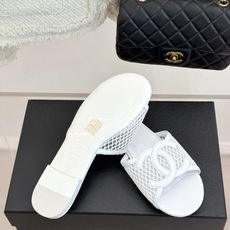 CHANE* |小香26S新品大双C镂空拖鞋通透肌理自带轻奢气韵经典双C镌刻品牌底蕴镂空剪裁勾勒灵动轮廓 CHANE* |小香26S新品大双C镂空拖鞋通透肌理自带轻奢气韵经典双C镌刻品牌底蕴镂空剪裁勾勒灵动轮廓