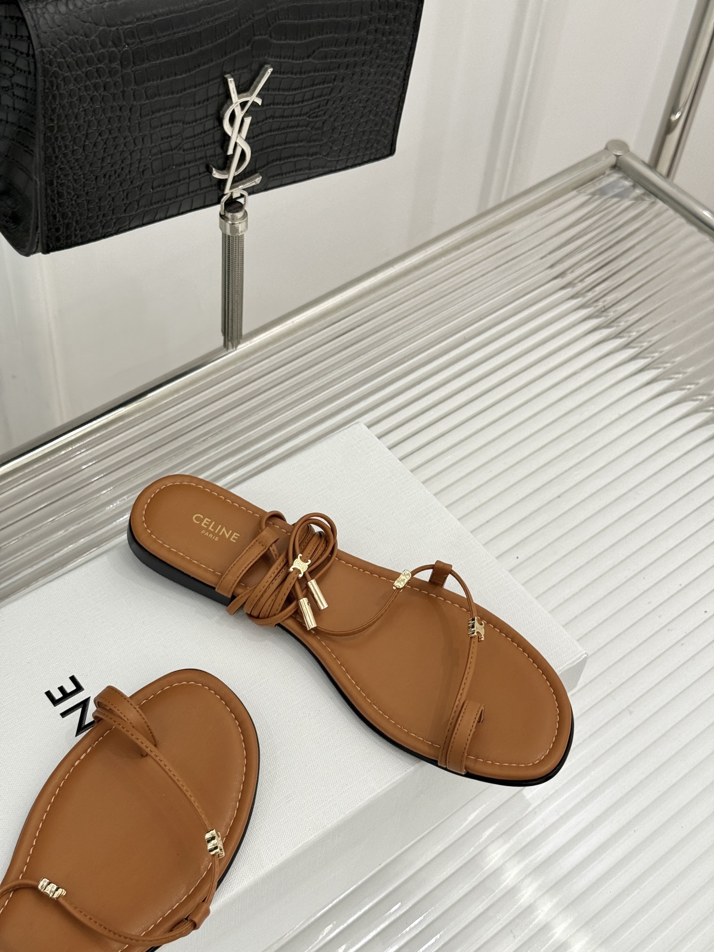Celine/赛琳26WF新品凯旋门夹脚绑带平底凉鞋经典夹脚绑带版型金属凯旋门镌刻标识轻奢质感一眼出众甄