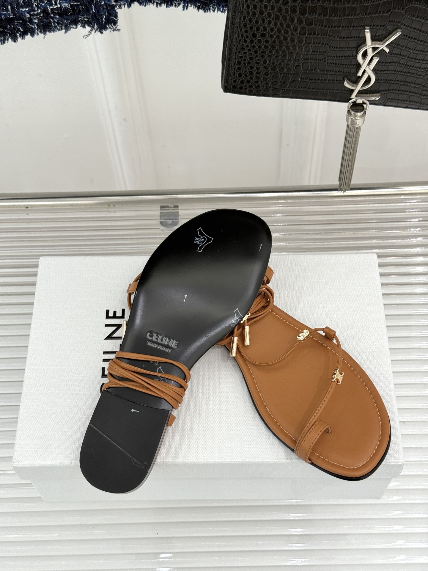 Celine/赛琳26WF新品凯旋门夹脚绑带平底凉鞋经典夹脚绑带版型金属凯旋门镌刻标识轻奢质感一眼出众甄