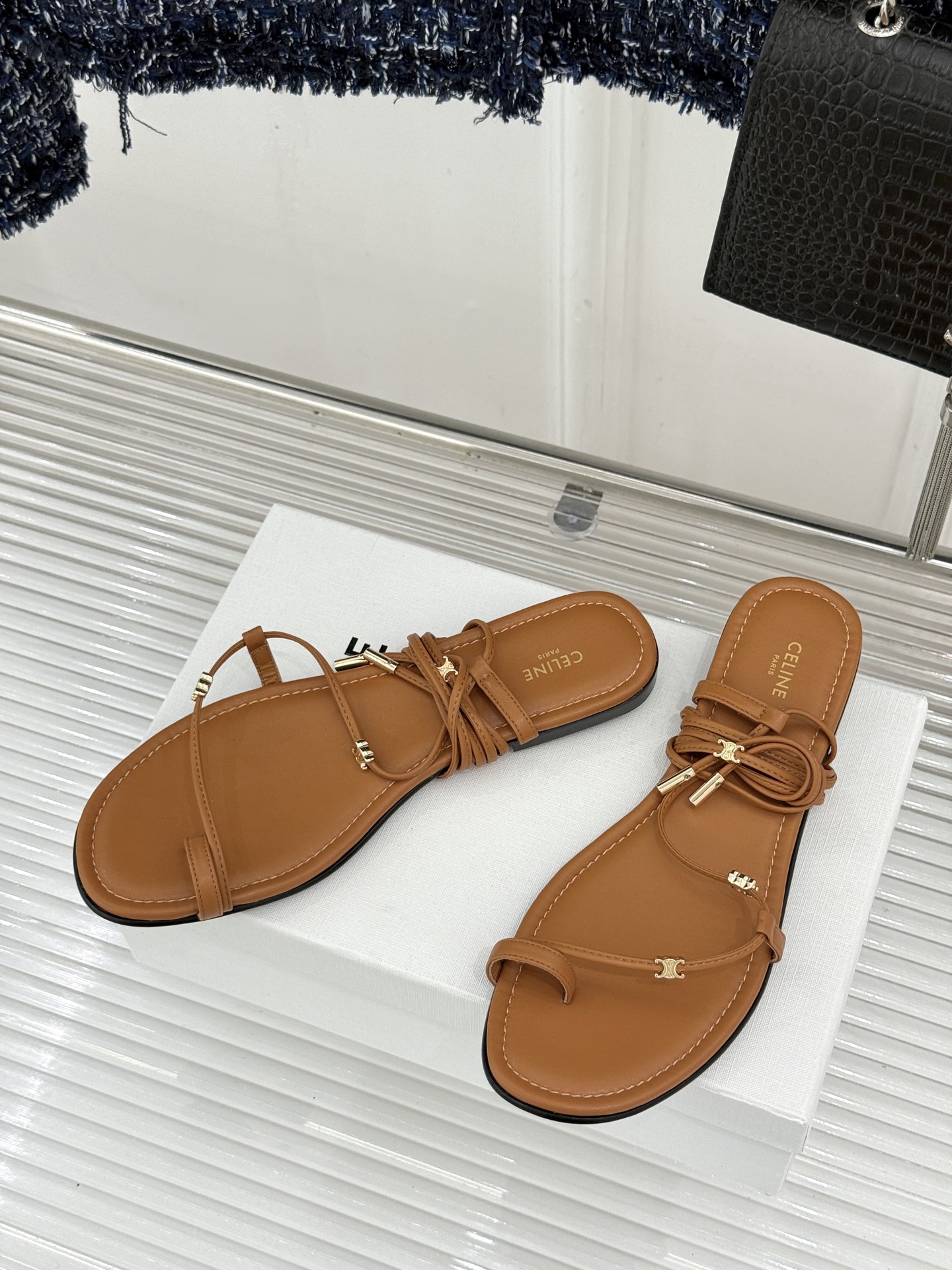 Celine/赛琳26WF新品凯旋门夹脚绑带平底凉鞋经典夹脚绑带版型金属凯旋门镌刻标识轻奢质感一眼出众甄