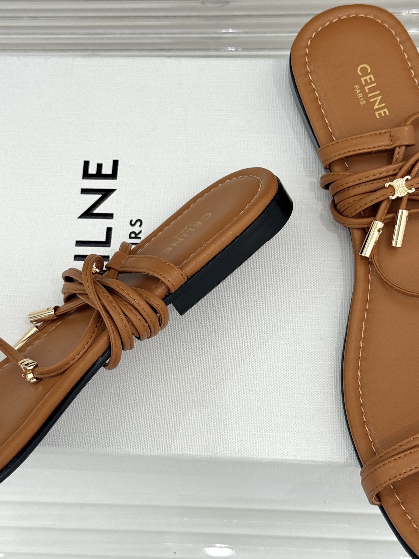 Celine/赛琳26WF新品凯旋门夹脚绑带平底凉鞋经典夹脚绑带版型金属凯旋门镌刻标识轻奢质感一眼出众甄