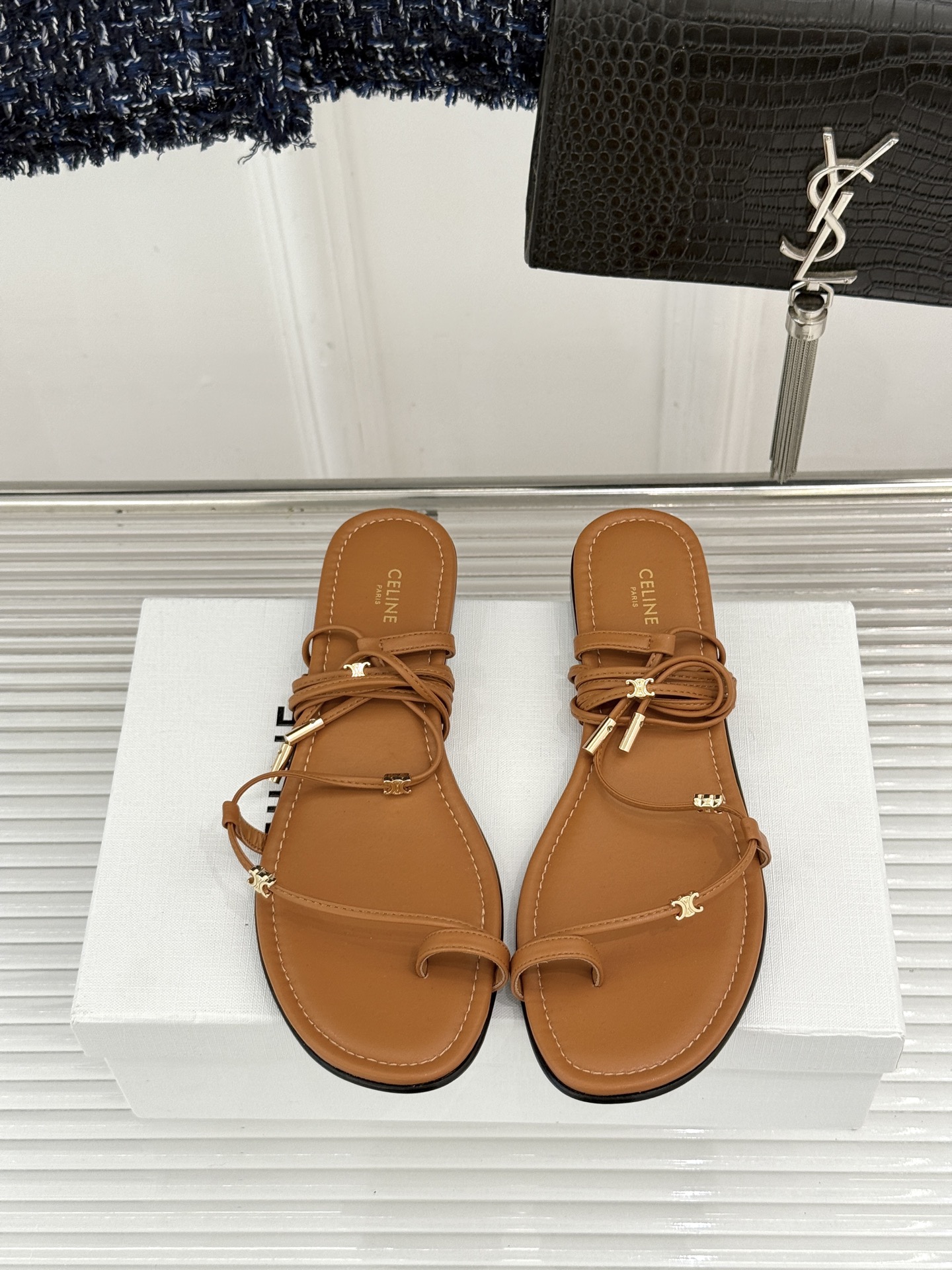 Celine/赛琳26WF新品凯旋门夹脚绑带平底凉鞋经典夹脚绑带版型金属凯旋门镌刻标识轻奢质感一眼出众甄