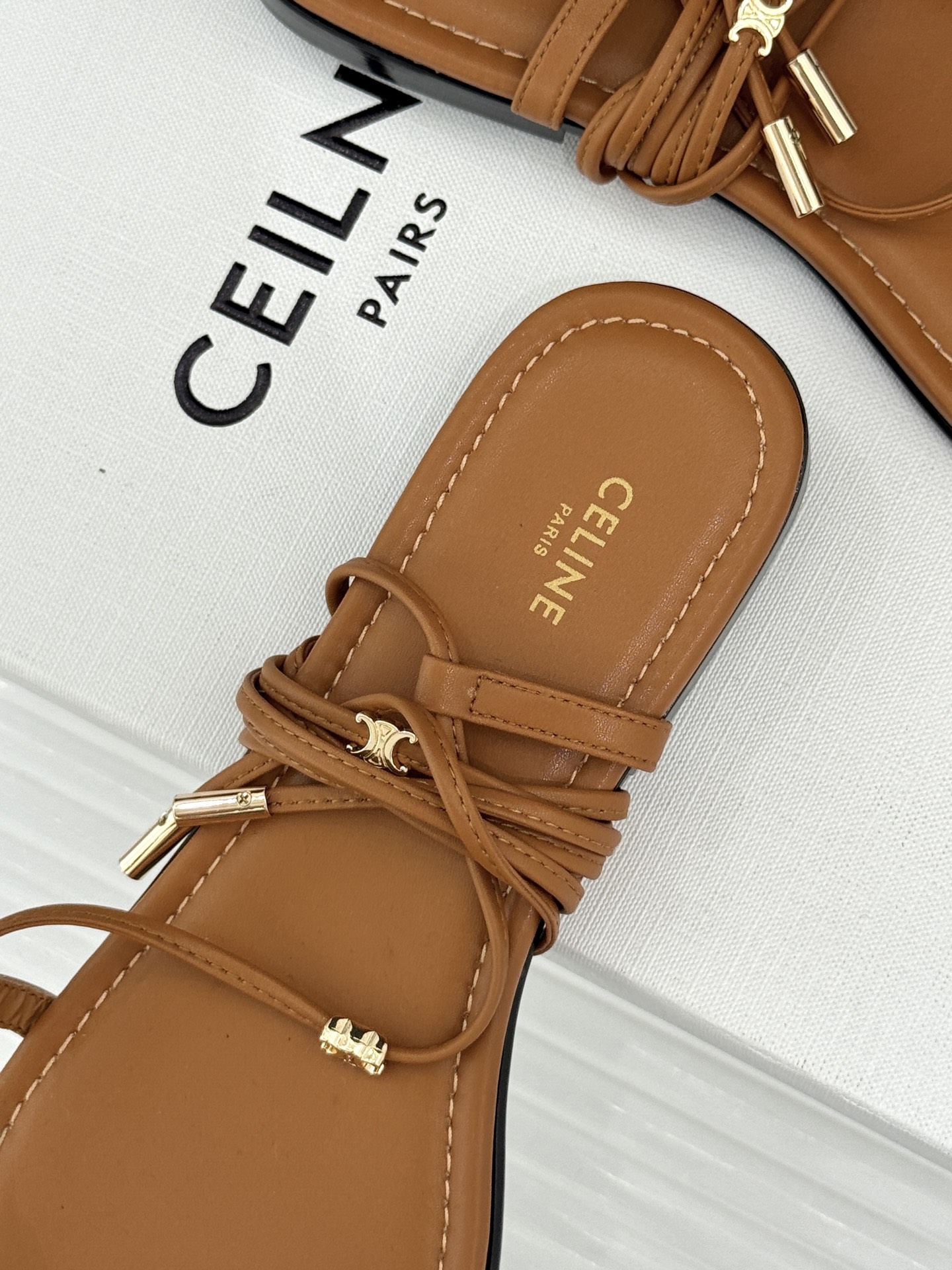Celine/赛琳26WF新品凯旋门夹脚绑带平底凉鞋经典夹脚绑带版型金属凯旋门镌刻标识轻奢质感一眼出众甄