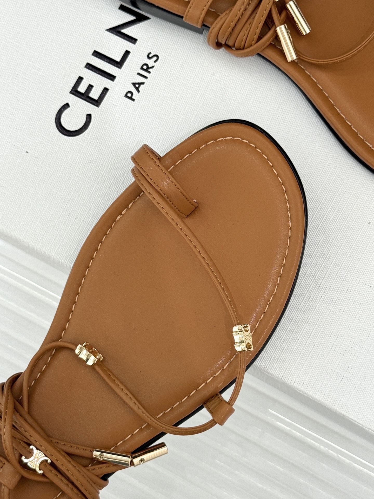 Celine/赛琳26WF新品凯旋门夹脚绑带平底凉鞋经典夹脚绑带版型金属凯旋门镌刻标识轻奢质感一眼出众甄