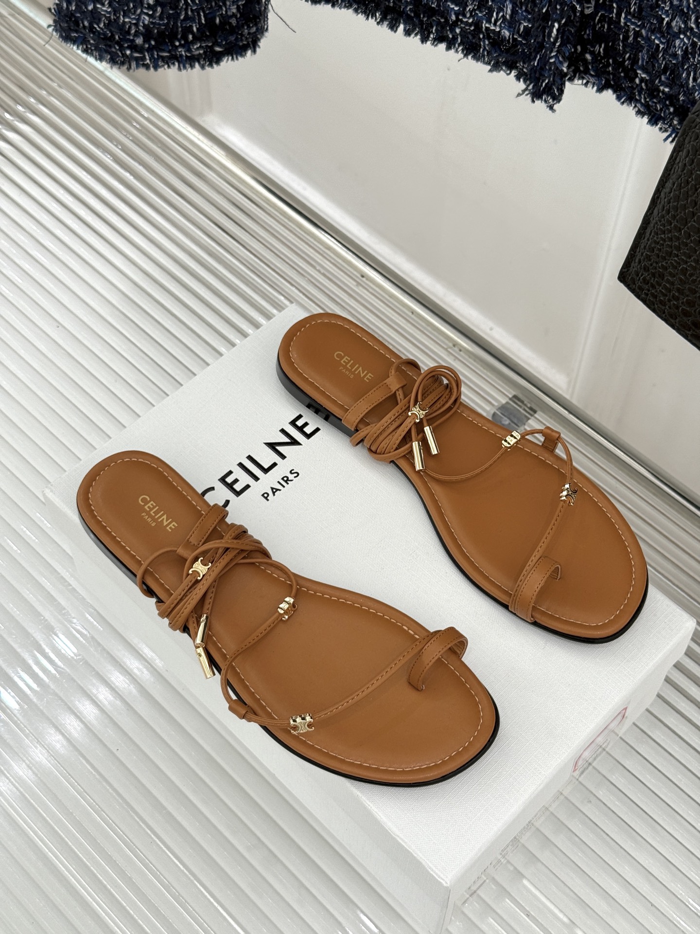 Celine/赛琳26WF新品凯旋门夹脚绑带平底凉鞋经典夹脚绑带版型金属凯旋门镌刻标识轻奢质感一眼出众甄