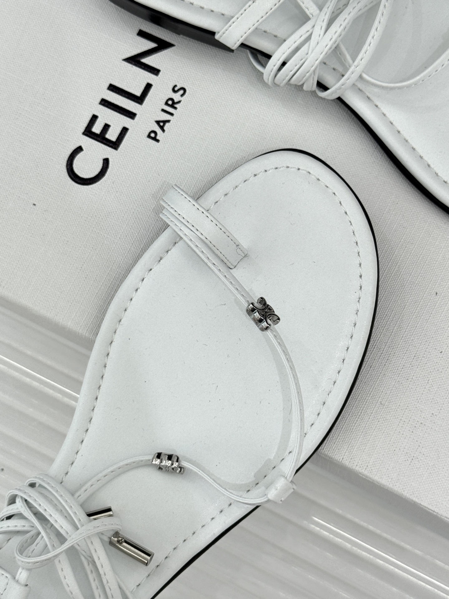 Celine/赛琳26WF新品凯旋门夹脚绑带平底凉鞋经典夹脚绑带版型金属凯旋门镌刻标识轻奢质感一眼出众甄