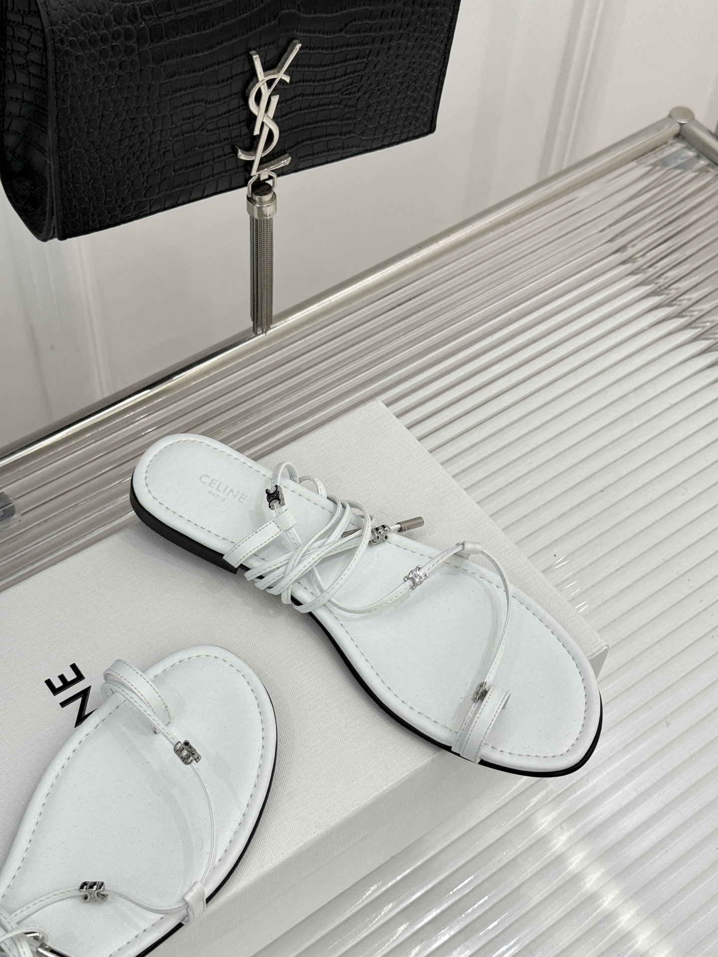 Celine/赛琳26WF新品凯旋门夹脚绑带平底凉鞋经典夹脚绑带版型金属凯旋门镌刻标识轻奢质感一眼出众甄