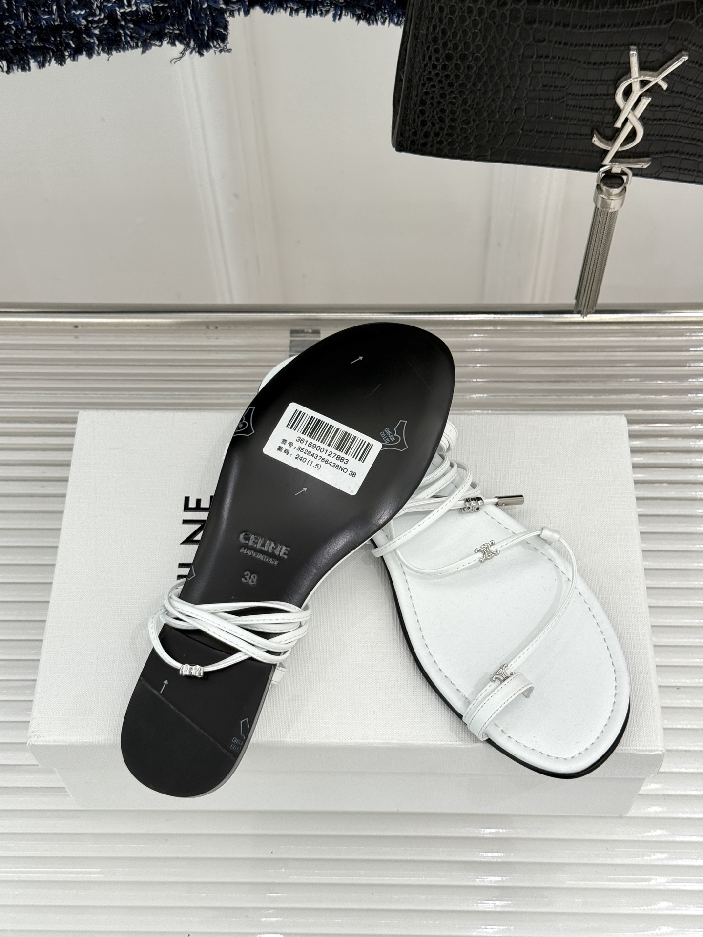 Celine/赛琳26WF新品凯旋门夹脚绑带平底凉鞋经典夹脚绑带版型金属凯旋门镌刻标识轻奢质感一眼出众甄