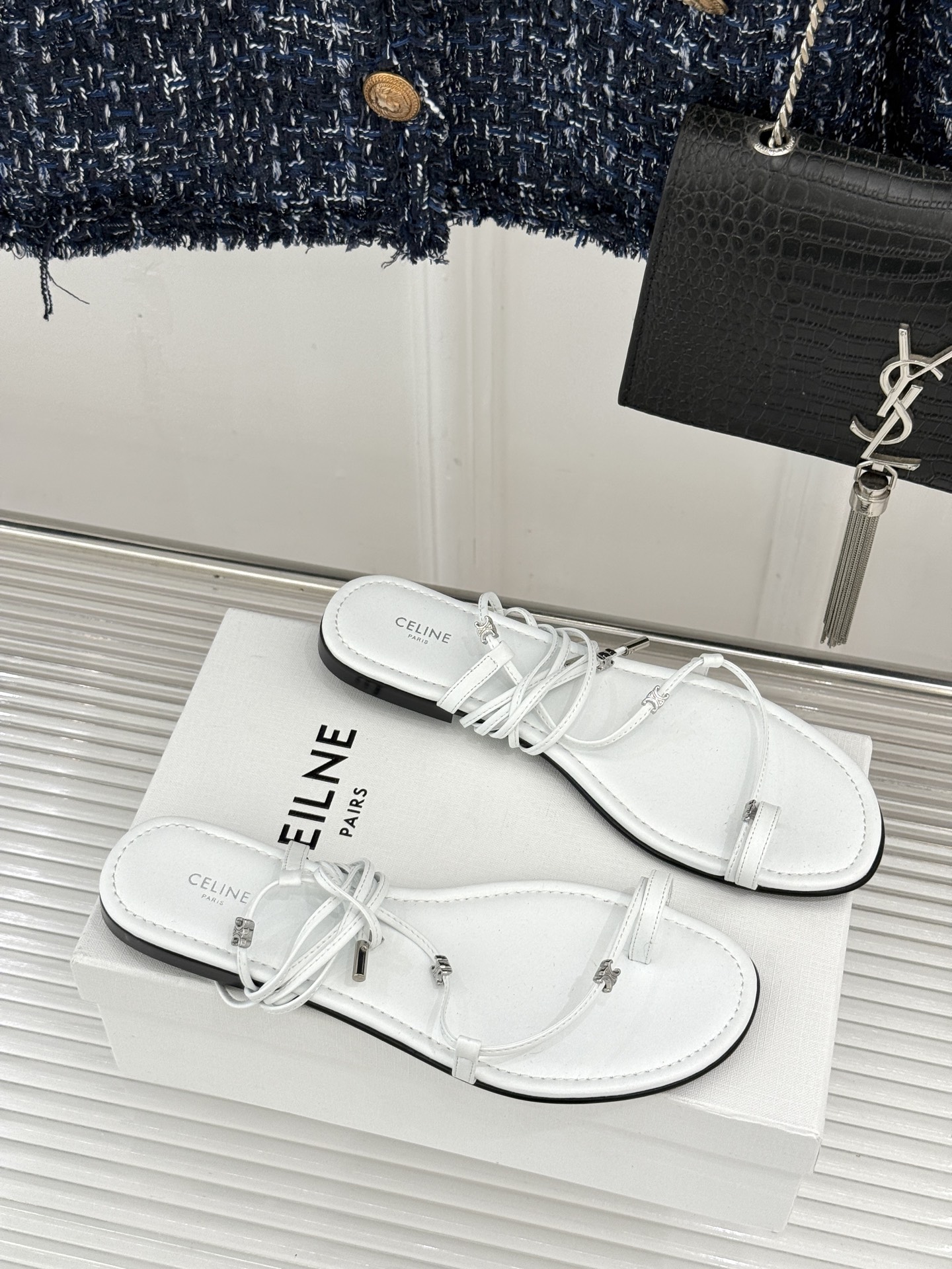 Celine/赛琳26WF新品凯旋门夹脚绑带平底凉鞋经典夹脚绑带版型金属凯旋门镌刻标识轻奢质感一眼出众甄