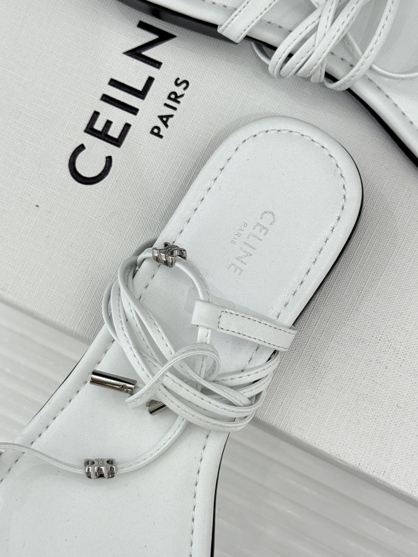 Celine/赛琳26WF新品凯旋门夹脚绑带平底凉鞋经典夹脚绑带版型金属凯旋门镌刻标识轻奢质感一眼出众甄