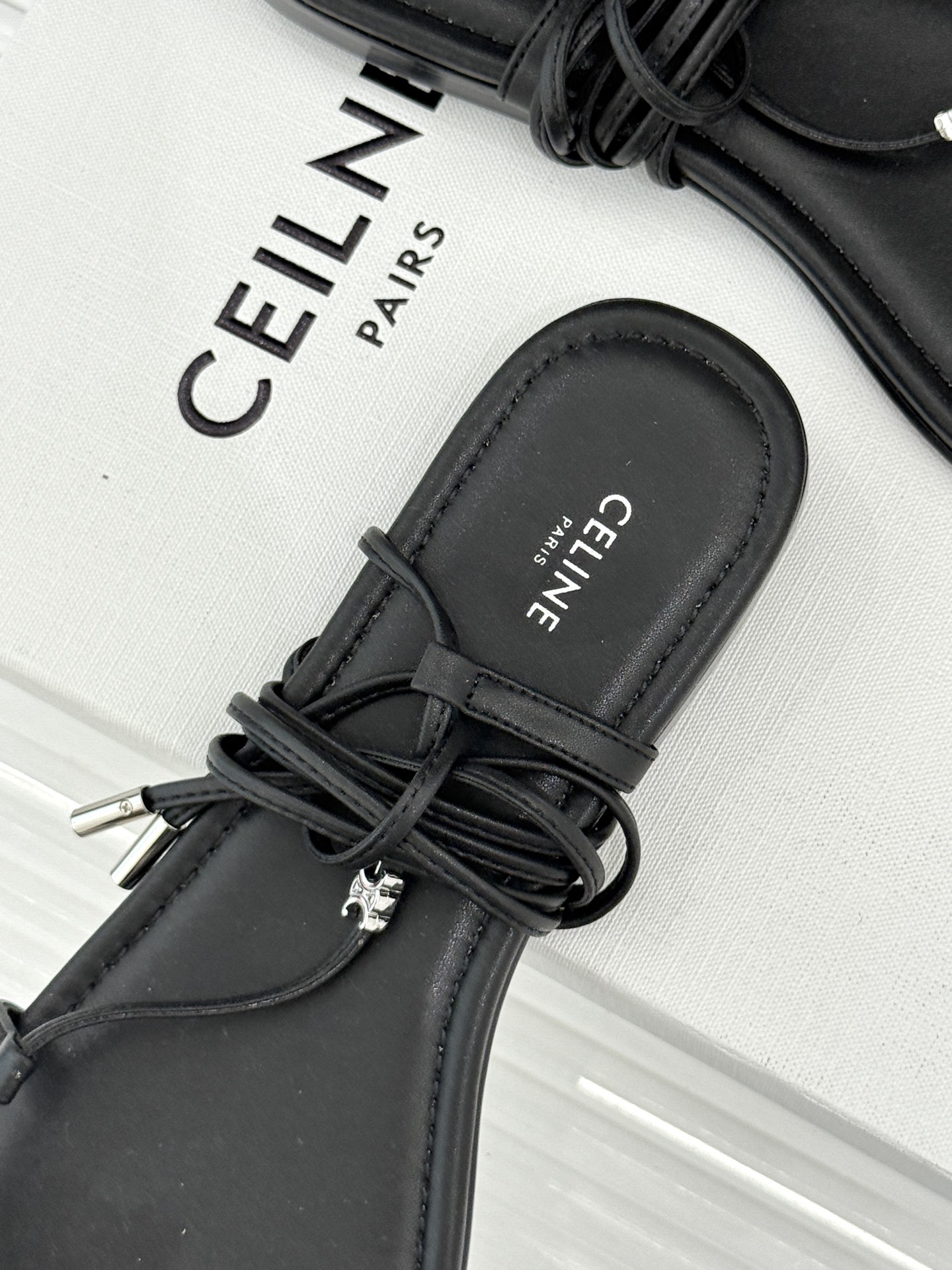Celine/赛琳26WF新品凯旋门夹脚绑带平底凉鞋经典夹脚绑带版型金属凯旋门镌刻标识轻奢质感一眼出众甄