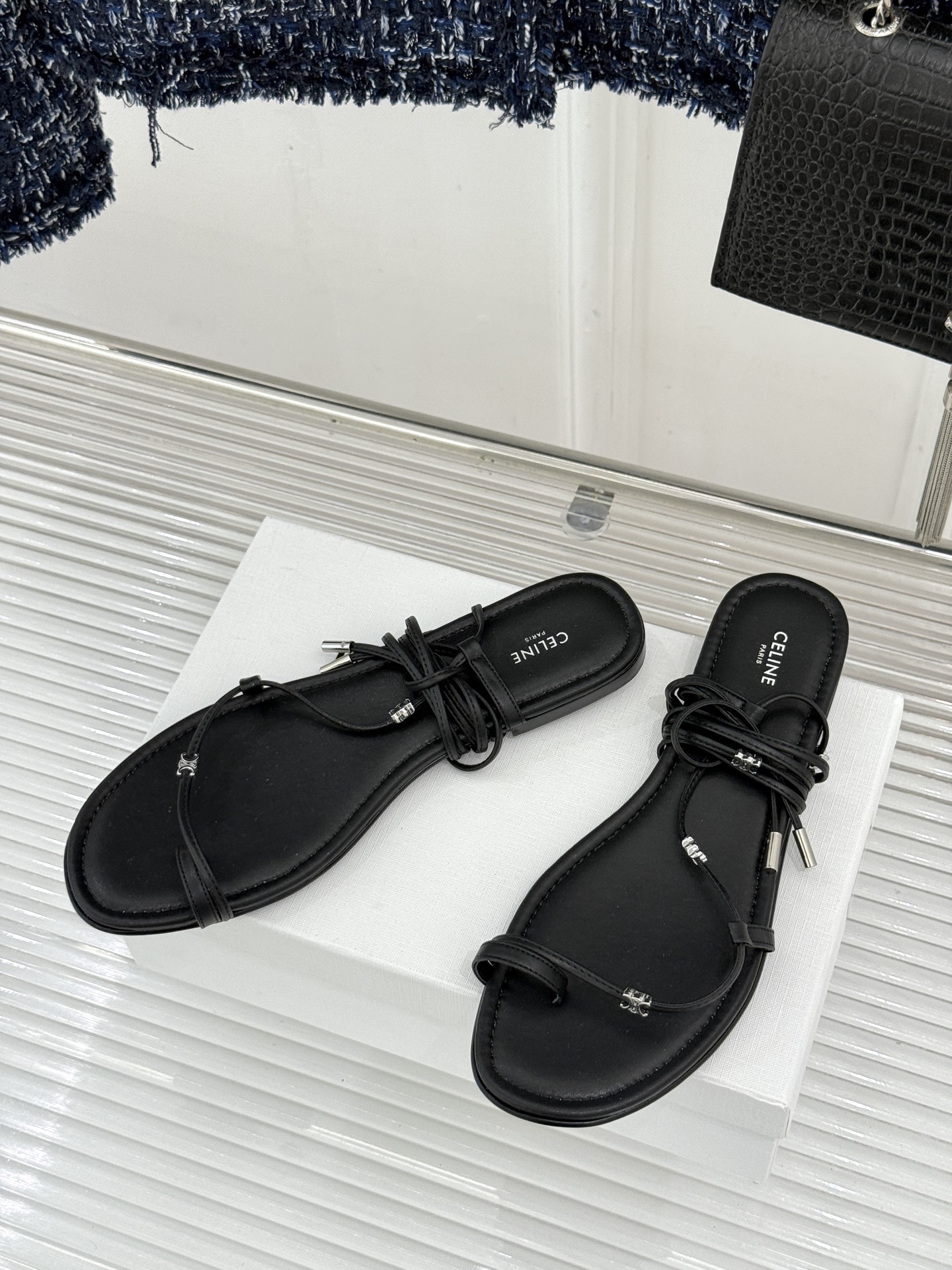 Celine/赛琳26WF新品凯旋门夹脚绑带平底凉鞋经典夹脚绑带版型金属凯旋门镌刻标识轻奢质感一眼出众甄