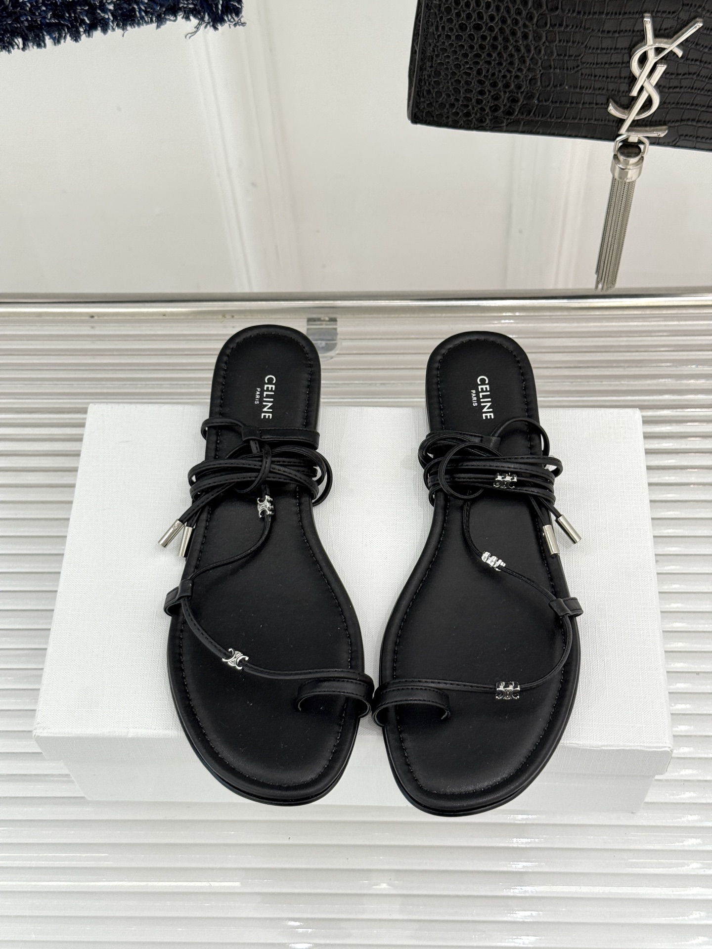 Celine/赛琳26WF新品凯旋门夹脚绑带平底凉鞋经典夹脚绑带版型金属凯旋门镌刻标识轻奢质感一眼出众甄