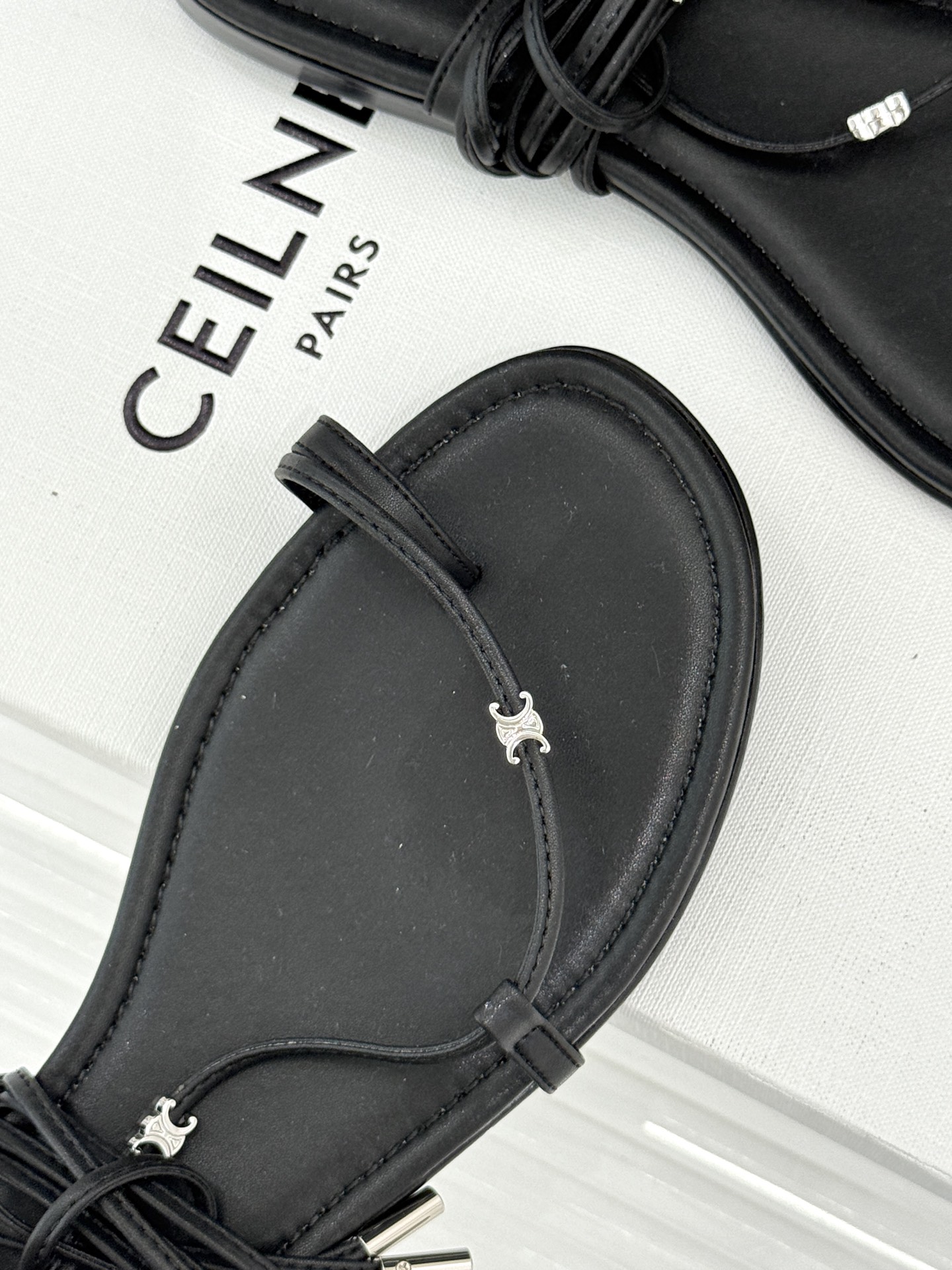 Celine/赛琳26WF新品凯旋门夹脚绑带平底凉鞋经典夹脚绑带版型金属凯旋门镌刻标识轻奢质感一眼出众甄