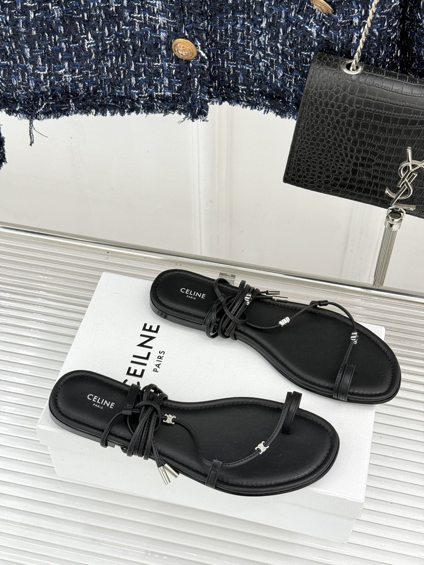 Celine/赛琳26WF新品凯旋门夹脚绑带平底凉鞋经典夹脚绑带版型金属凯旋门镌刻标识轻奢质感一眼出众甄
