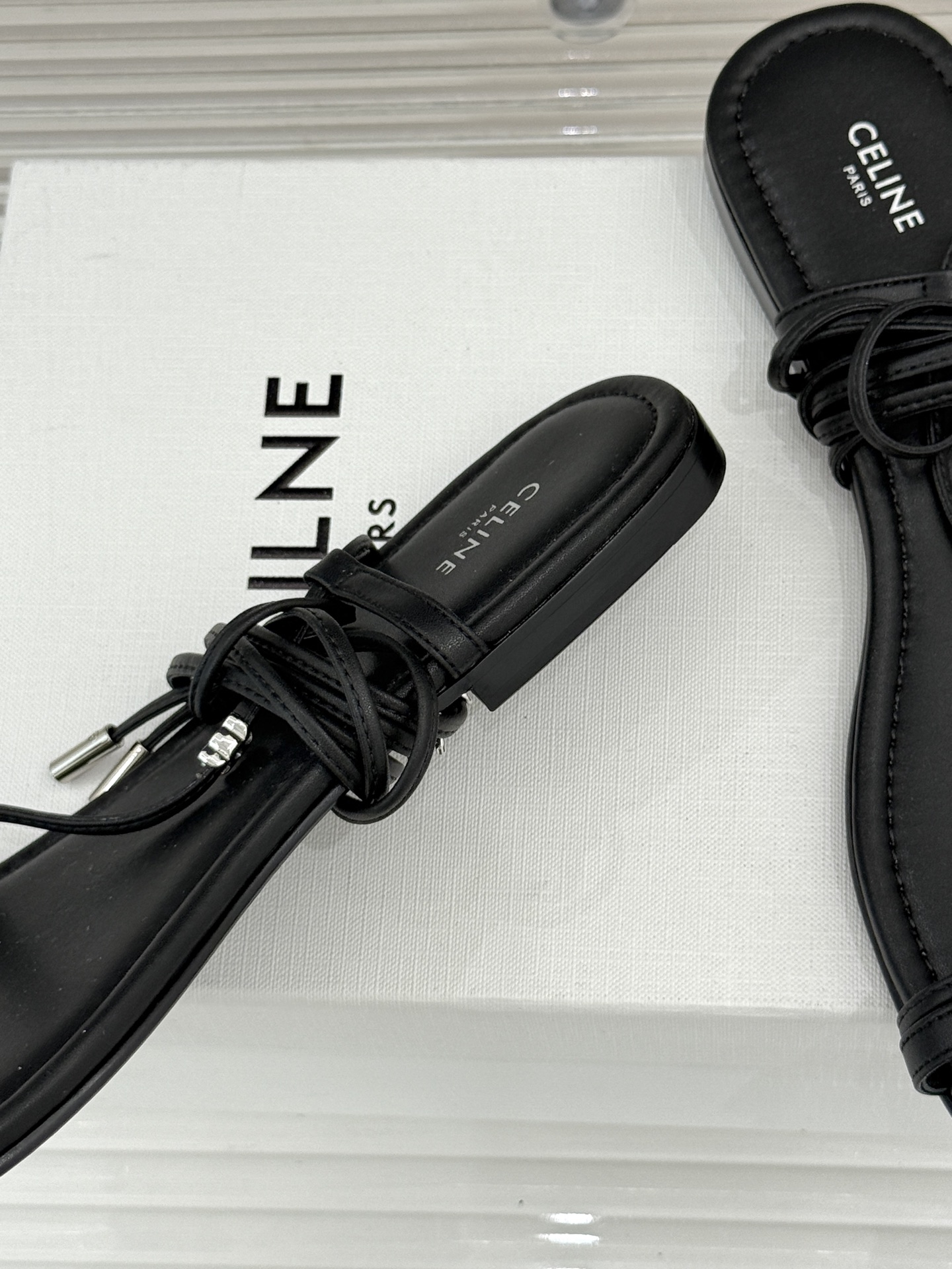 Celine/赛琳26WF新品凯旋门夹脚绑带平底凉鞋经典夹脚绑带版型金属凯旋门镌刻标识轻奢质感一眼出众甄